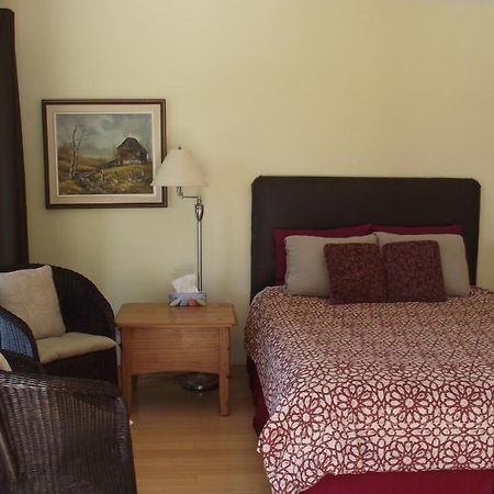 Secret Cove Cottage Suites Halfmoon Bay Екстериор снимка