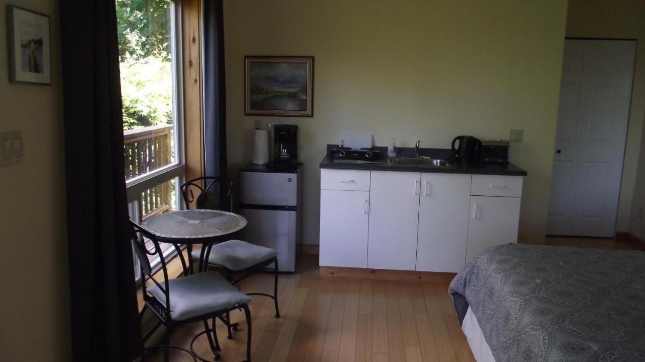 Secret Cove Cottage Suites Halfmoon Bay Екстериор снимка