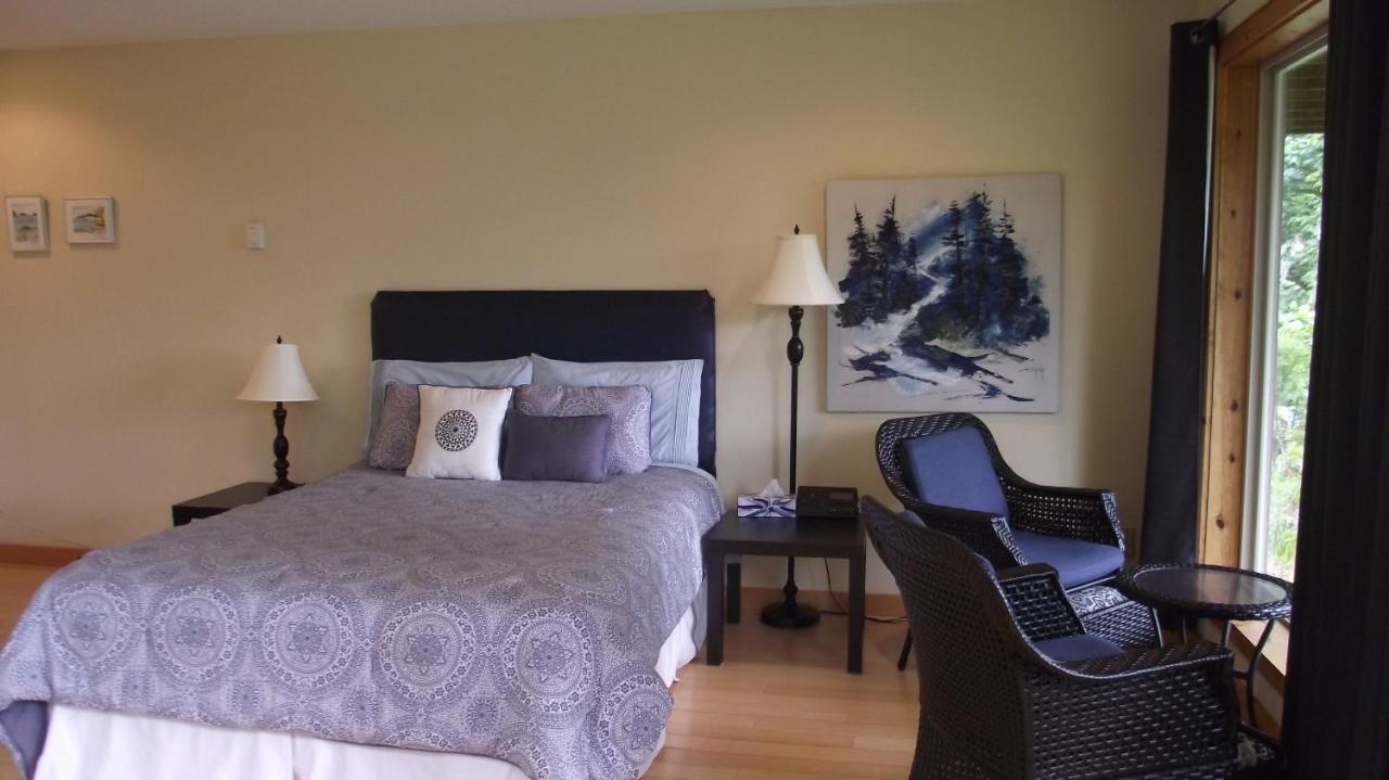 Secret Cove Cottage Suites Halfmoon Bay Екстериор снимка